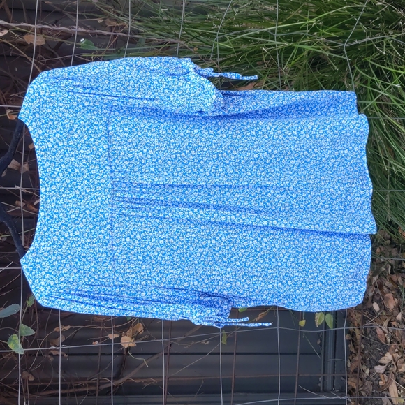 Blue Ditsy Floral Size 20 Forever New Curve blouse - Picture 2 of 6